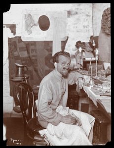 William Norris aplicando maquillaje para su personaje del bufón del rey en 